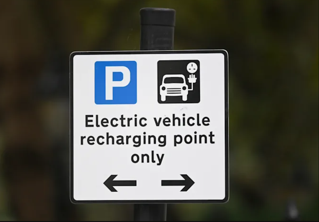 สหราชอาณาจักรให้สัญญาภายในปี 2030 จะมีแท่นชาร์จรถยนต์ไฟฟ้ามากกว่า 300,000 จุด